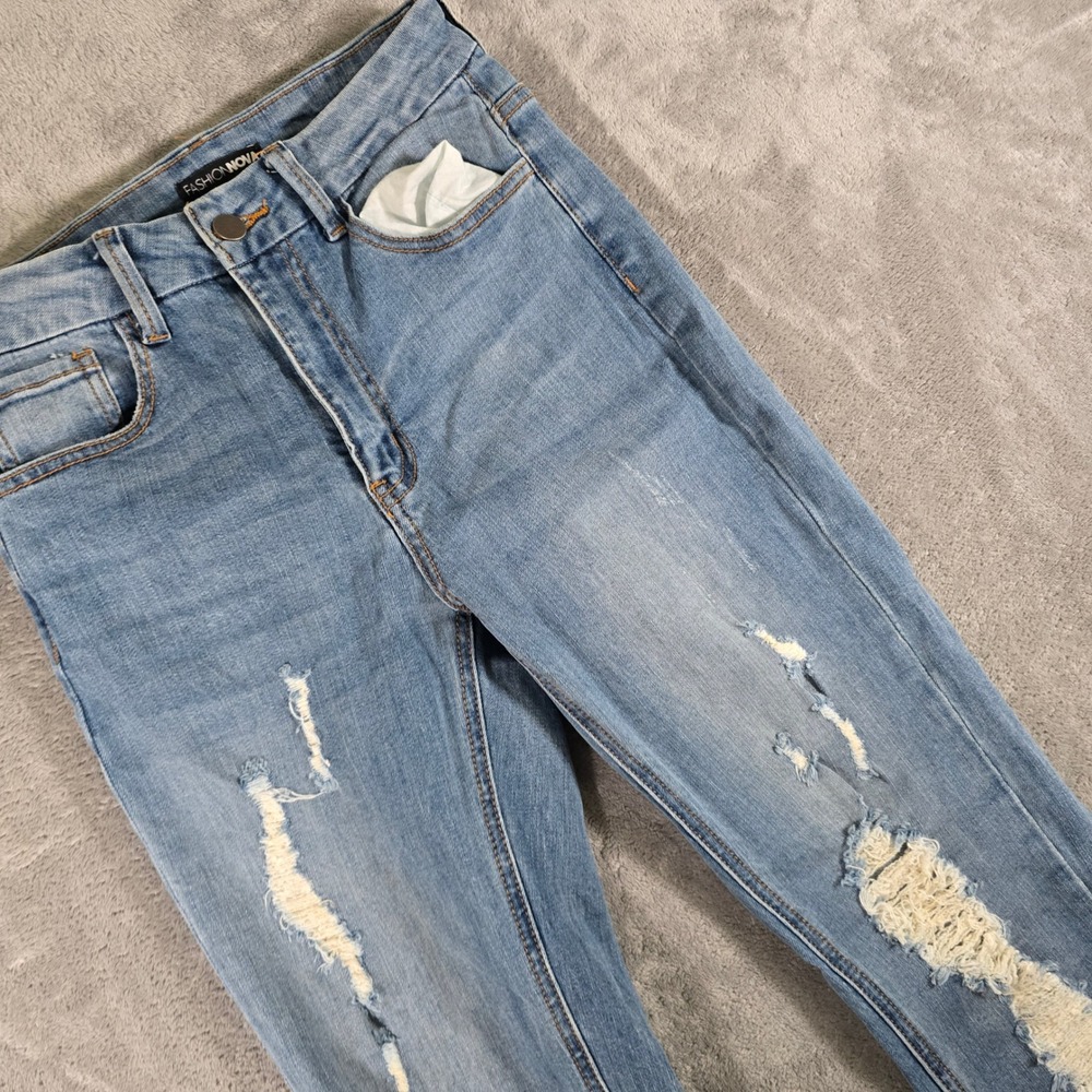 Fashion Nova Distressed Ripped Jeans High Rise Light Wash Denim‎ Size 5